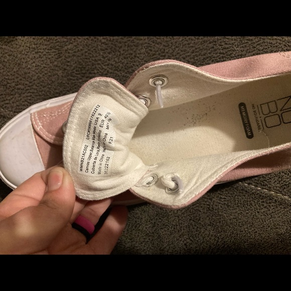 Women’s size 9 pink “chucks” style sneakers - Picture 4 of 4
